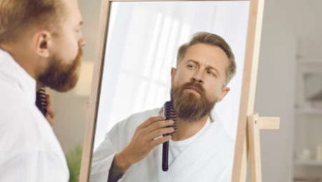 Questa immagine ha l'attributo alt vuoto; il nome del file è uomo-specchio.jpg